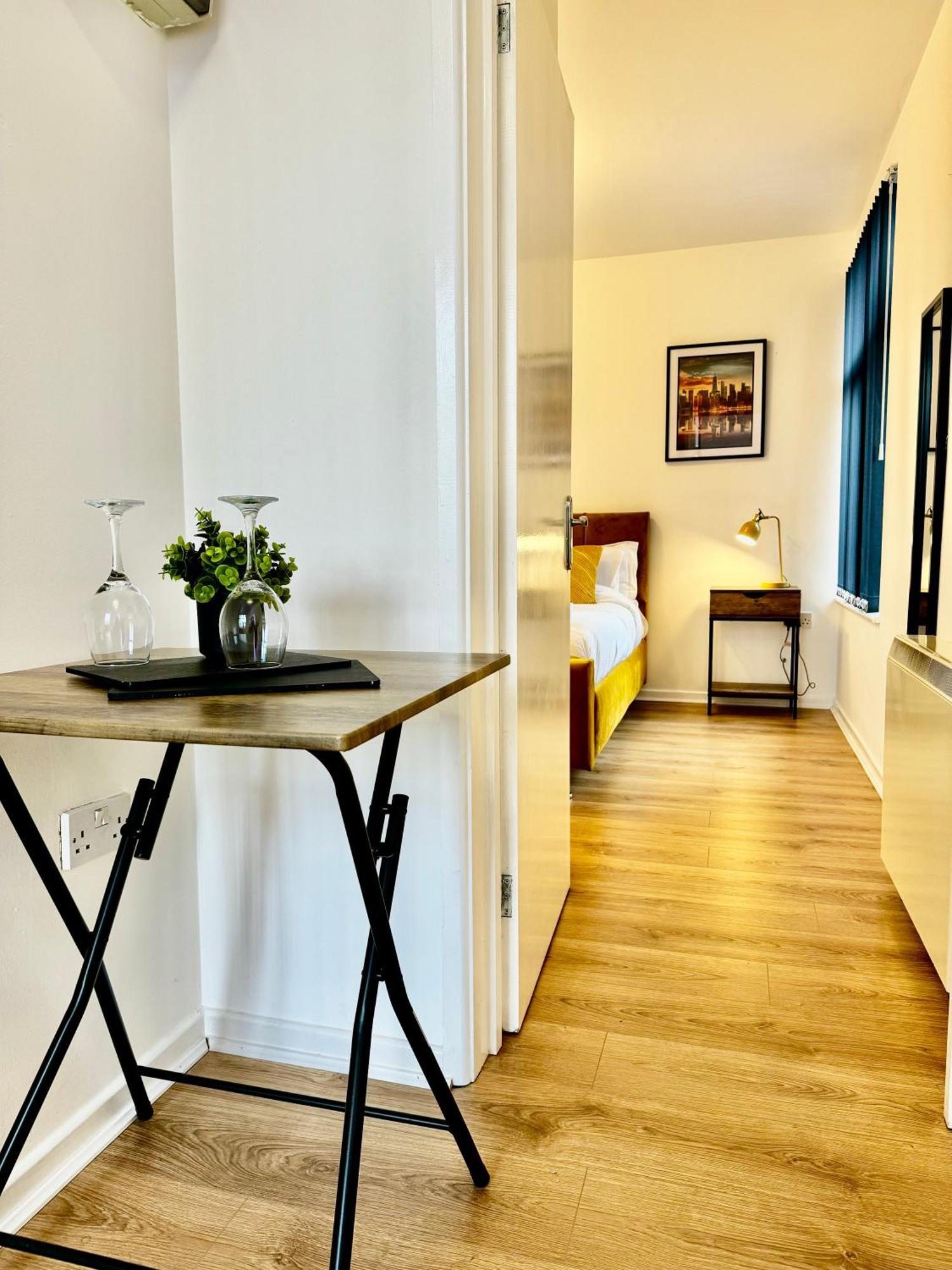 Rnm - Business Professional & Top Choice, Private Access & Entire Place, Kitchen & Washroom With Amenities, Smart Tv, Easy Access, Fast Wifi, Parking Nearby, Great Transport Links Halesowen Exterior photo