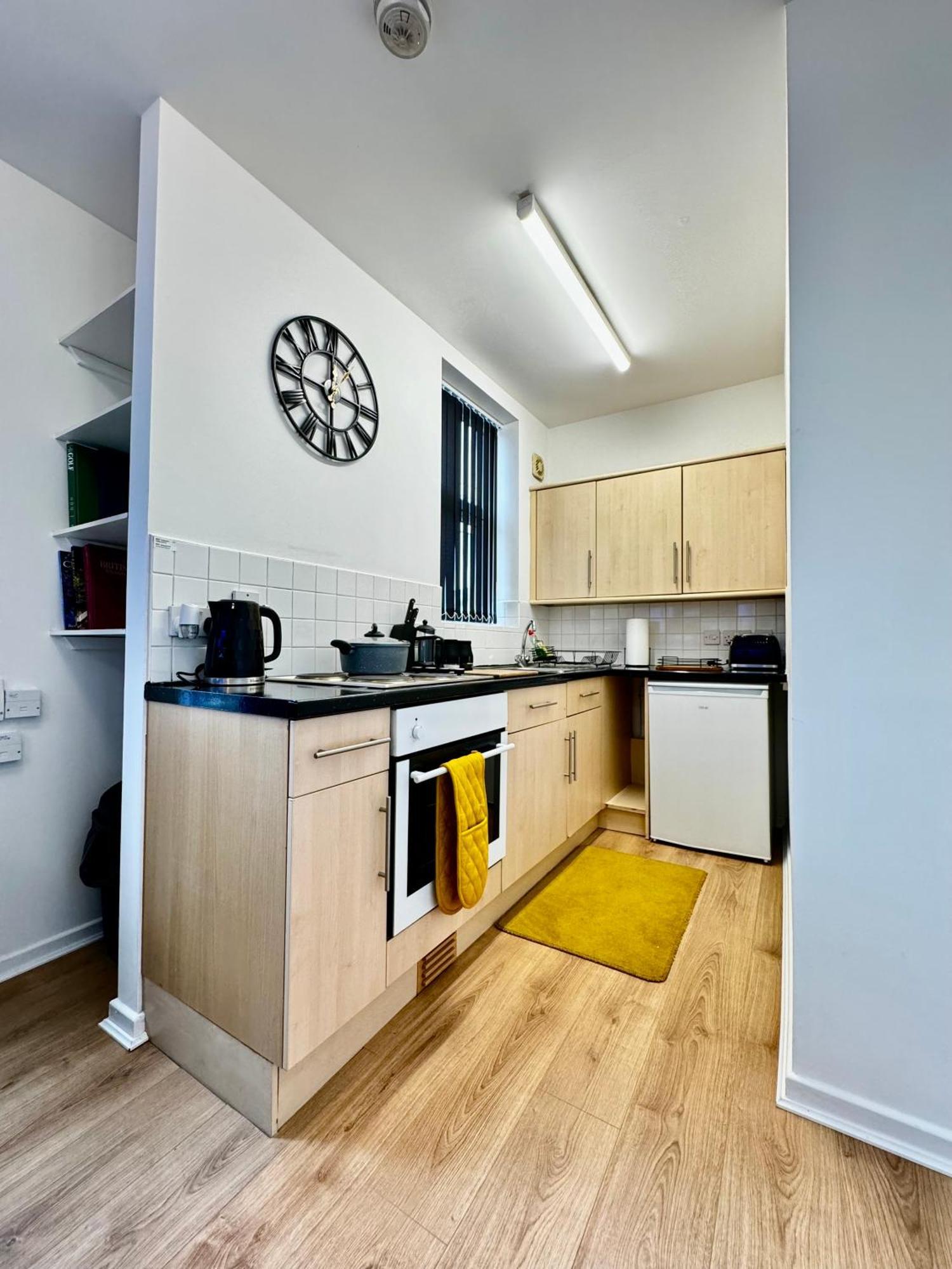 Rnm - Business Professional & Top Choice, Private Access & Entire Place, Kitchen & Washroom With Amenities, Smart Tv, Easy Access, Fast Wifi, Parking Nearby, Great Transport Links Halesowen Exterior photo